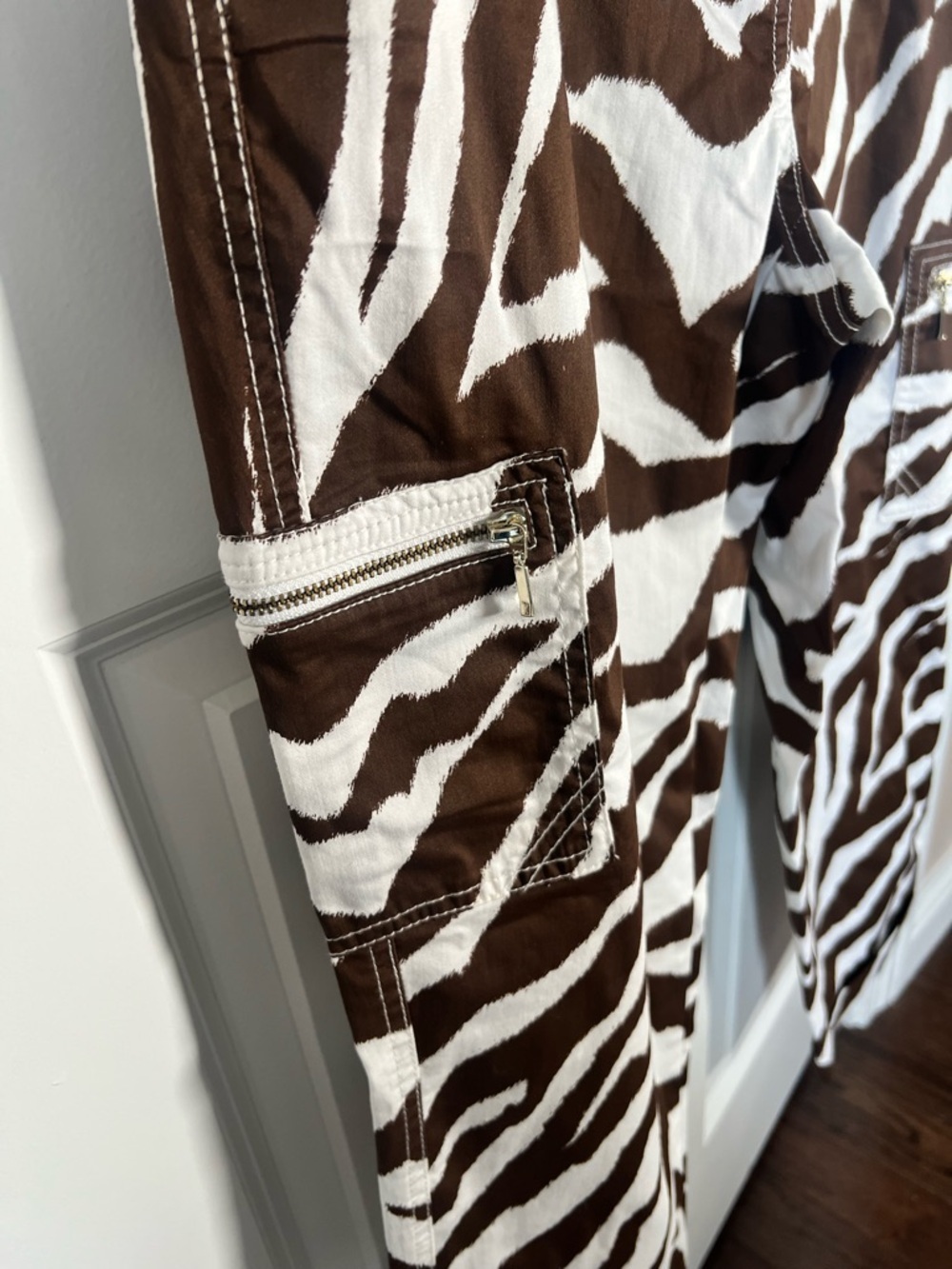 Chico's Brown and White Zebra utility cargo cropped Pants size 0.5 = 6 - Picture 5 of 11